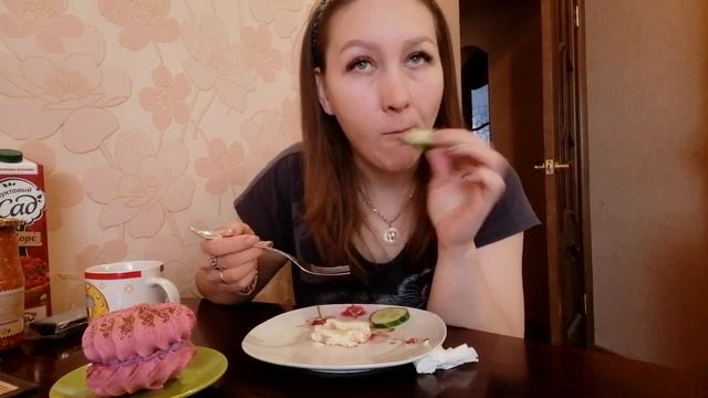 МУКБАНГ/СЛАДКОЕ СУББОТНЕЕ УТРО😋/ОМЛЕТ И ПИРОЖНОЕ БЕЗЕ. смотреть онлайн