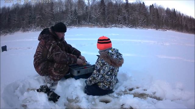Ловись рыбка. Жерлицы работают. Зимняя рыбалка на лесной реке. Неожиданный улов. Часть 2. смотреть онлайн