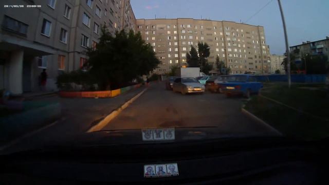 Кот прыгает под колеса автомобиля смотреть онлайн