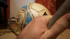 Как правильно накачать футбольный мяч