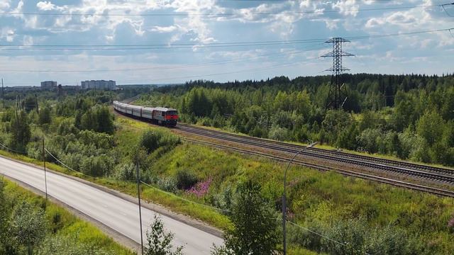 ТЭП70 со скорым поездом №054Я "Дневной экспресс" Сыктывкар - Усинск на перегоне Кожва 1 - Печора смотреть онлайн