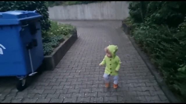 КАК ХОДЯТ ДЕТИ.. ? ВОТ ЭТО ПОХОДКА...!!! смотреть онлайн