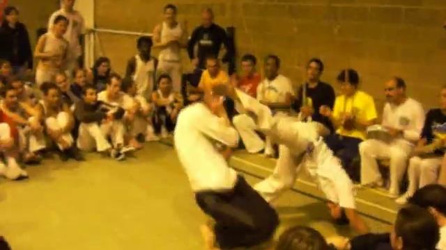 Mestre Espirro Mirim and Mestre Poncianinho playing Capoeira смотреть онлайн