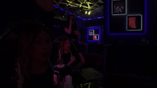 Женщина которая поёт смотреть онлайн