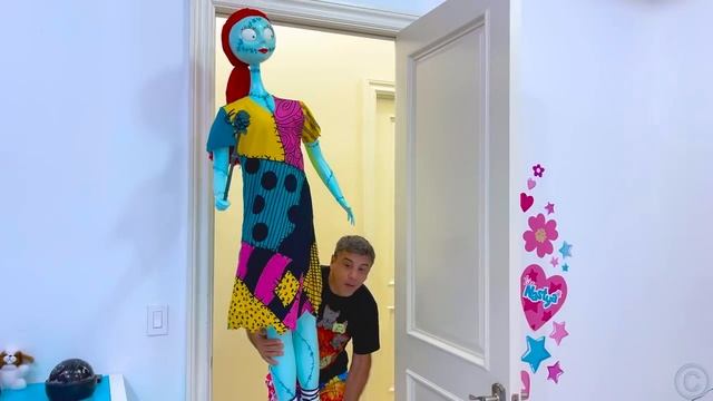 Хеллоуин! Папа решил украсить комнату Насти к празднику. смотреть онлайн