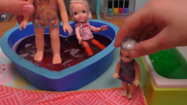 Bath fizz ! Elsa & Anna toddlers - water fun - surprises - Barbie смотреть онлайн