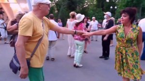 Я ИДУ ТЕБЕ НАВСТРЕЧУ! ТАНЦЫ В ПАРКЕ ГОРЬКОГО ХАРЬКОВ СЧАСТЛИВЫЕ ДНИ_2.mp4