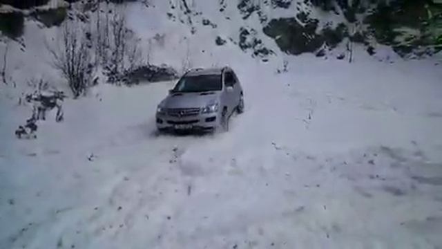 MERCEDES ML 320 CDI W164 OFFROAD PACKET BURNING IN THE SNOW смотреть онлайн