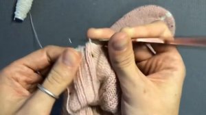 Дополняем резинку вязаных носков эластичной нитью.