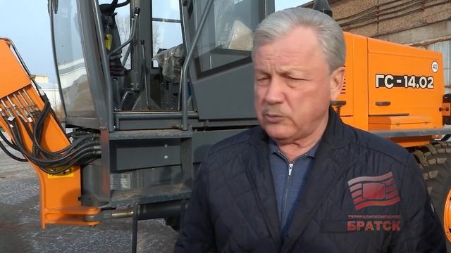В Дорожную службу Братска пришел автогрейдер Это первая из 10 спецмашин, которые до конца года пос смотреть онлайн