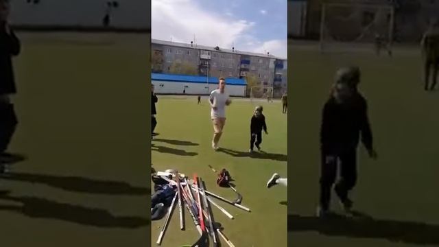 Разминка перед игрой в хоккей на траве. смотреть онлайн