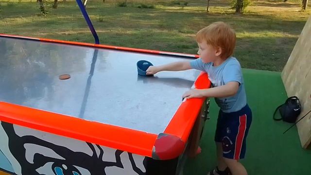 Увлекательная игра в АЭРОХОККЕЙ смотреть играть смеяться #air_hockey смотреть онлайн