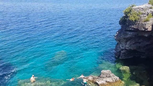 Пещера Грота (The Grotto) в скале на берегу Джорджан бухты смотреть онлайн