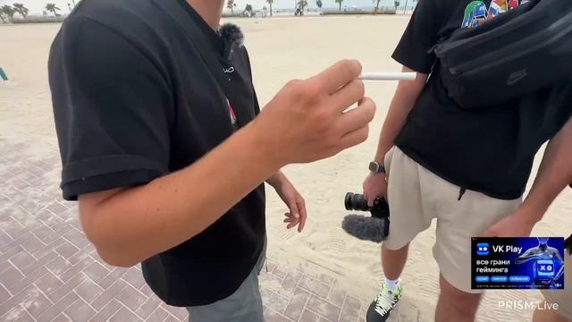 Литвин первый раз держит сигарету