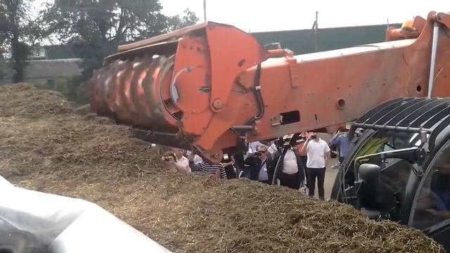 Самоходный смеситель кормораздатчик KUHN SPW 18 Compact смотреть онлайн