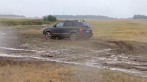 Hyundai Tucson на природе, грязь.