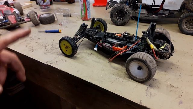 Racing My Old RC Buggy Against the Newer RC Buggies - Team Associated RC10 B2 vs. B6D смотреть онлайн