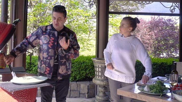 НЕЖНЕЙШИЙ теплый салат с креветками, травами и томатами смотреть онлайн