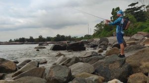 Вьетнам 2022. Морская рыбалка с берега. Возьми спиннинг в отпуск !!! Рыбалка 4K.