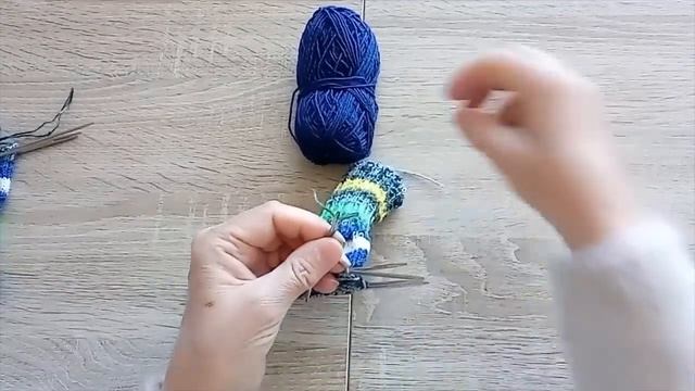 Как я вяжу носки из остатков. #медведьвяжет #медведьвносках