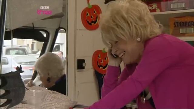 Pat and Peggy get drunk in an ice cream van (20 October 2009) смотреть онлайн