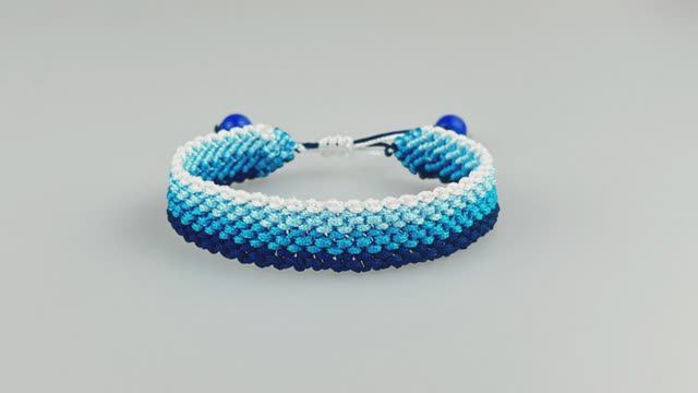 урок по изготовлению браслета с синим градиентом _ Как сделать браслет- смотреть онлайн