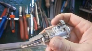 Как разобрать дверной замок на SKODA OCTAVIA 2002