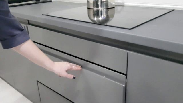 ВИДЕООБЗОР ПРЯМОЙ КУХНИ БЕЗ РУЧЕК ПОД ПОТОЛОК!!! смотреть онлайн