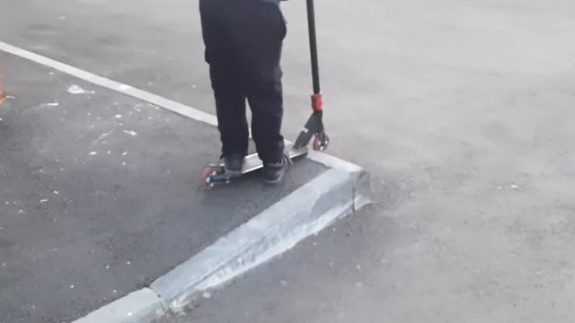 ЭПИК ТРЮКИ НА САМОКАТЕ! УЧИМ КУЗЮ БАРСЛАЙДУ! смотреть онлайн