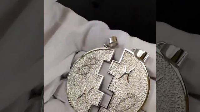 Парные кулоны-подвески из белого золота в подарок на свадьбу с датой и инициалами смотреть онлайн