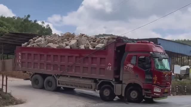 Китайские грузовики нагружают по полной. Нереальный перегруз!