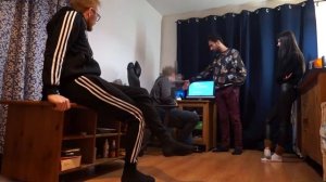 Компьютерный мастер разводит девушку