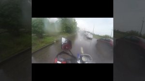 Чуть не убился, на мотоцикле в дождь