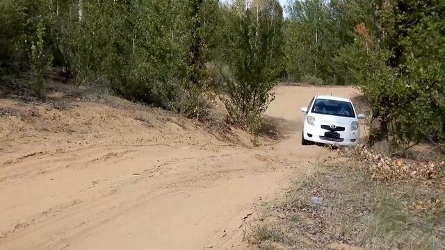 Тойота Ярис (модель 2010 года) на очень песчаной дороге смотреть онлайн