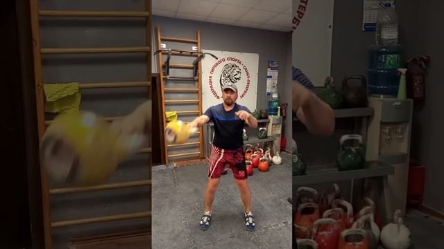 хочешь научиться жонглировать гирей? смотри мои видеоуроки? Обучаю дистанционно и в секции в СПб смотреть онлайн