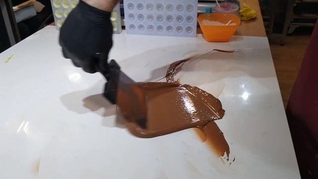Пасхальные яйца из шоколада. Производство, декор. смотреть онлайн