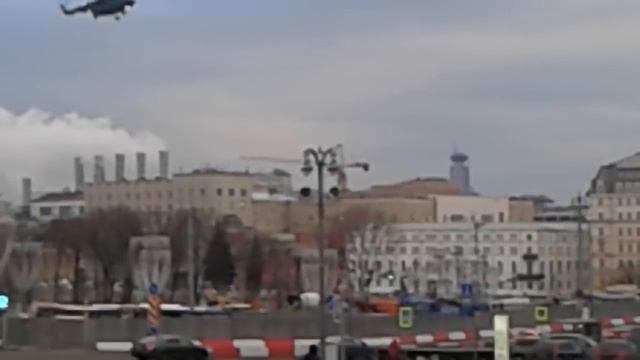 Вертолёт совершил посадку в Кремле. смотреть онлайн