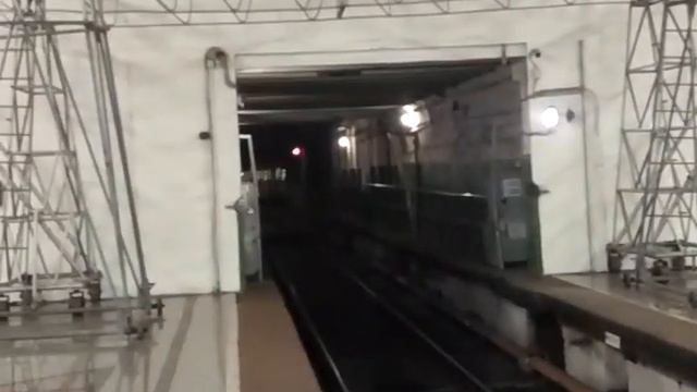 Вид в туннель с третьего станционного пути, убытие Русича со станции Партизанская смотреть онлайн