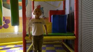 Маленькая Вера - Весёлые развлечения для детей на детской площадке в парке