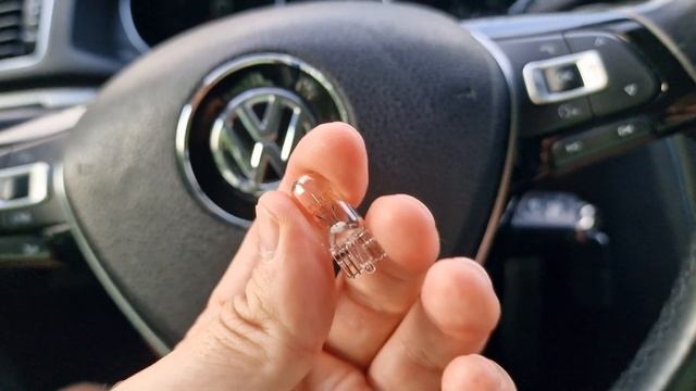 Замена лампочек в плафонах подсветки салона Volkswagen Passat NMS/Как снять плафон подсветки салона смотреть онлайн