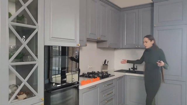 Кухня-гостиная серого цвета 42 кв.м. Смотреть обзор. смотреть онлайн