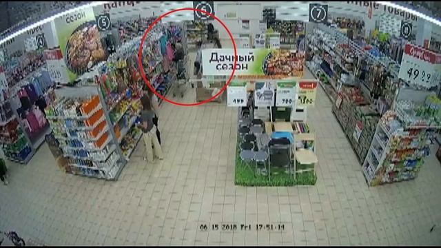 Кража в ТЦ попала в объектив камеры наблюдения смотреть онлайн