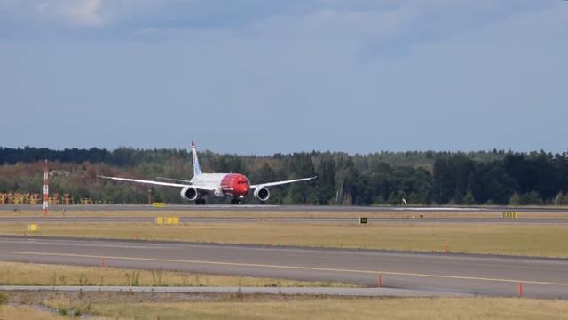 Norwegian 787-9 [LN-LNL] at Stockholm Arlanda смотреть онлайн