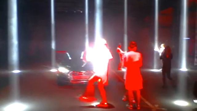 Девушка танцует в Луче. Шоу AUDI в Москве смотреть онлайн