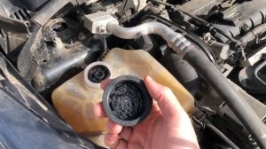 Вопрос: как достать клапан крышки расширительного бачка Ford Fiesta 6 7?