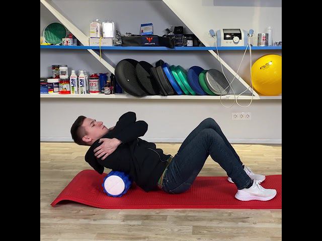 Упражнение для позвоночника на Фоам роллере Thera-Band смотреть онлайн