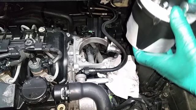 Guia para substituir o filtro de gasóleo - FORD FOCUS II 1.6TDCI a partir de 10/2005 смотреть онлайн