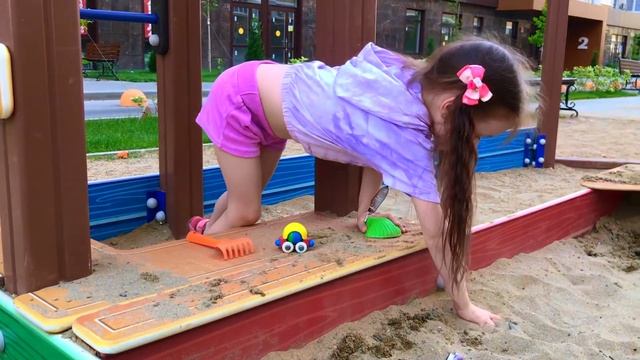 Кто же настоящяя КОРОЛЕВА ВАНТУСА? Девочки играют на детской площадке. смотреть онлайн