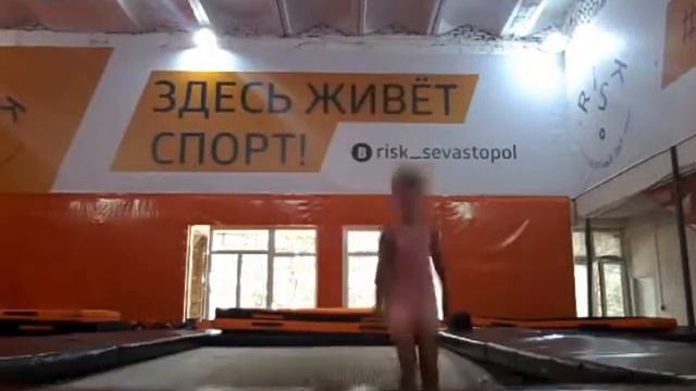 Каролина на батутах!! Веселый Джампинг ))) смотреть онлайн