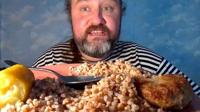 Сильно болел. Мукбанг - гречка, огурчик, котлетка. Обжор. Еда на камеру.